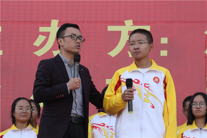点燃生命与学习的激情善朝教育集团金牌讲师王亮在我校举行励志演讲会